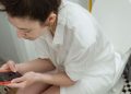 Kebiasaan Duduk di Toilet - Pexels/Miriam Alonso