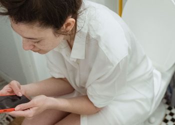 Kebiasaan Duduk di Toilet - Pexels/Miriam Alonso