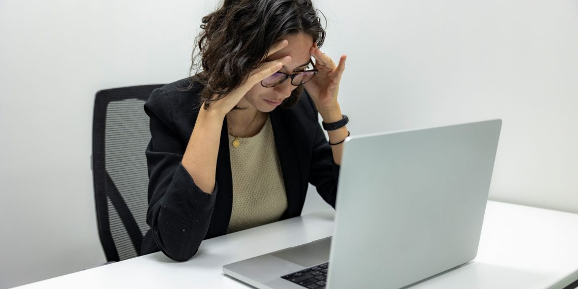 Wanita Bekerja Depan Laptop - pexels/Jenius Resume
