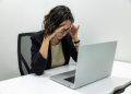 Wanita Bekerja Depan Laptop - pexels/Jenius Resume