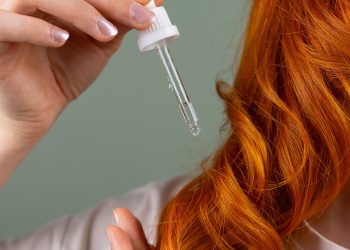Ilustrasi Menggunakan Minyak Jarak untuk Rambut - pexels/.Beyzanur K.