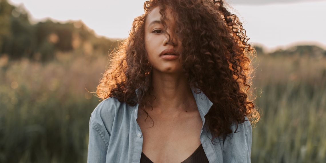 Merawat Rambut Keriting - pexels/Vlada Karpovich