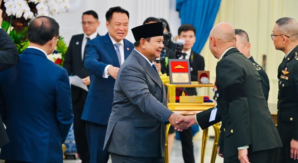 Prabowo Terima Baret Merah dan Medali Militer Thailand, Ini Maknanya