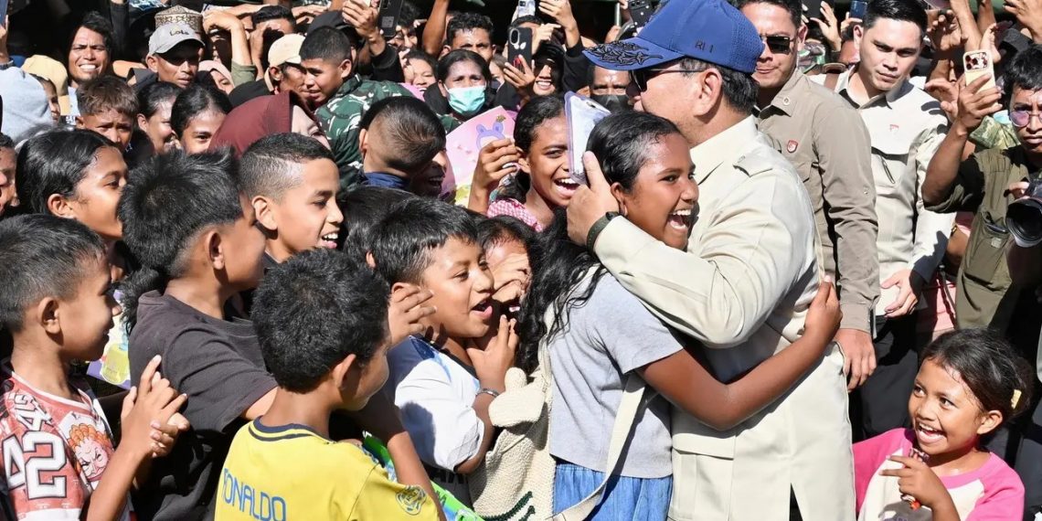 Prabowo Temui Warga Pengungsi Gempa NTT, Pastikan Bantuan Terus Dikirim
