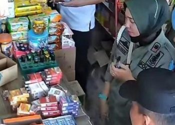 Anggota Satpol PP Aceh Utara Terekam Ambil Rokok saat Razia