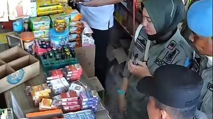 Anggota Satpol PP Aceh Utara Terekam Ambil Rokok saat Razia