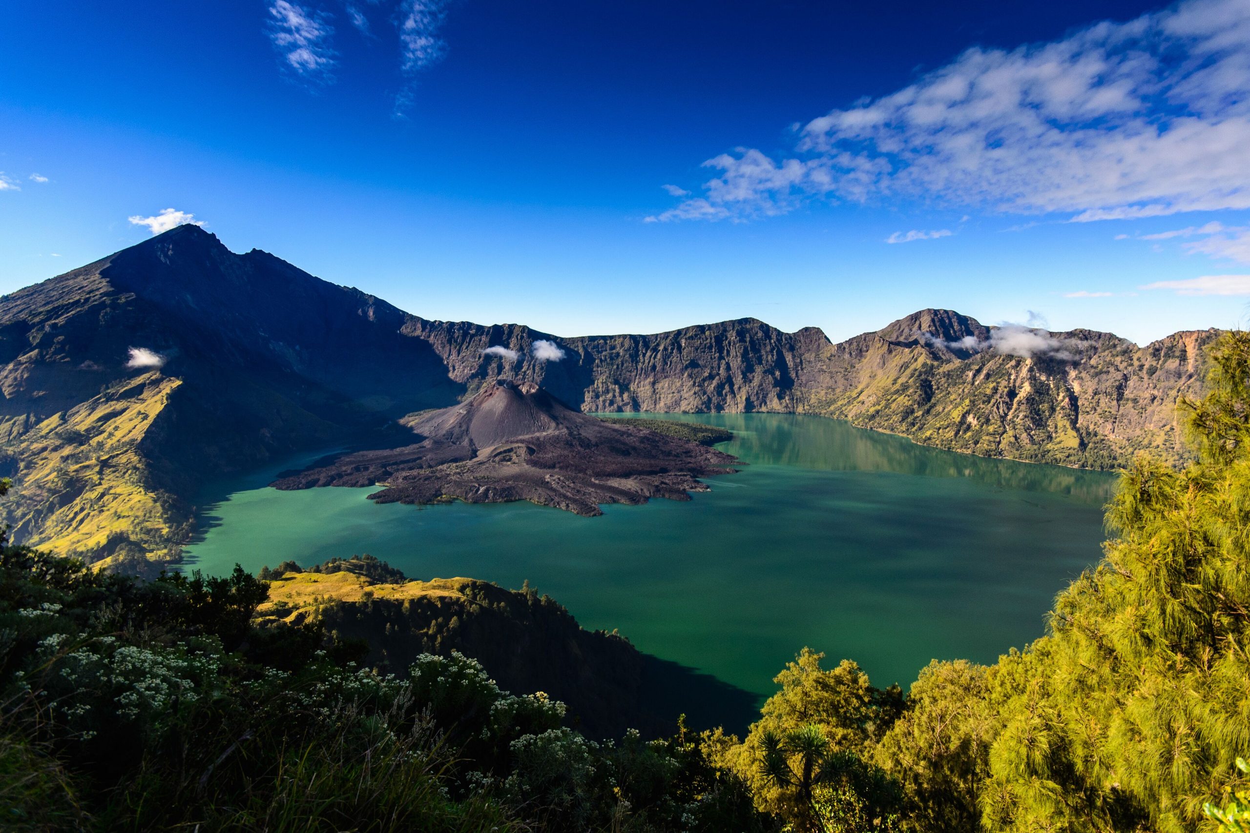 Kebakaran Melanda Rinjani, Jalur Pendakian Ditutup Sementara