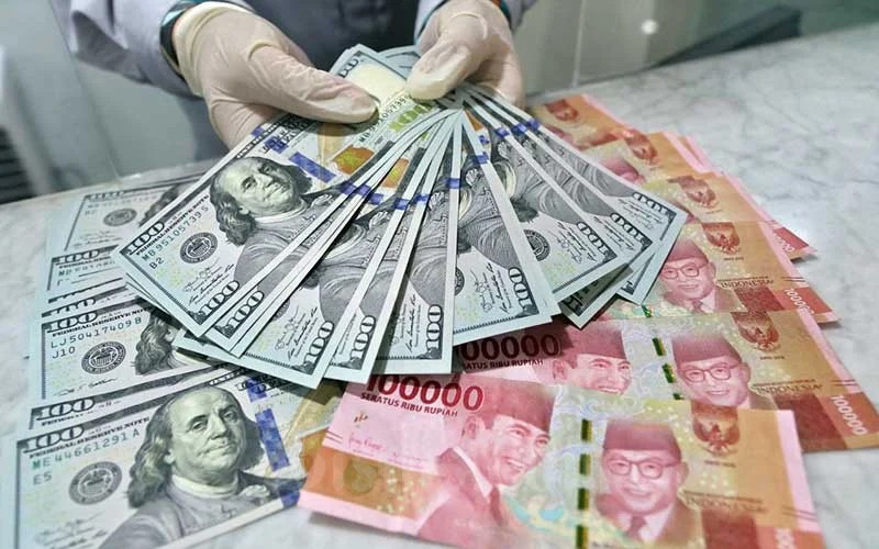 Rupiah Kembali Tembus Rp18.000, Ada Tekanan dari Harga Minyak dan Yield AS