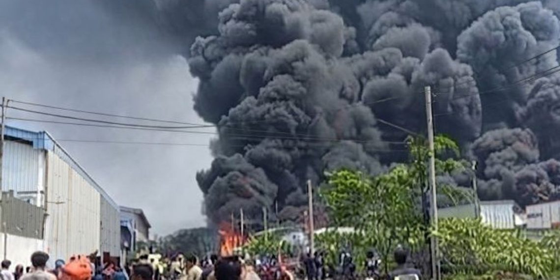 Kebakaran Dekat Soetta, Lima Gudang di Kosambi Dilalap Api