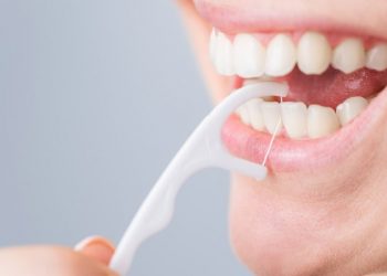 Dokter Gigi Ungkap Cara Tepat Pakai Dental Floss dan Water Floss