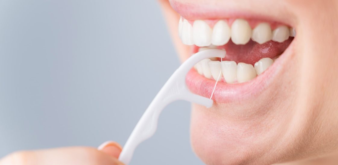 Dokter Gigi Ungkap Cara Tepat Pakai Dental Floss dan Water Floss