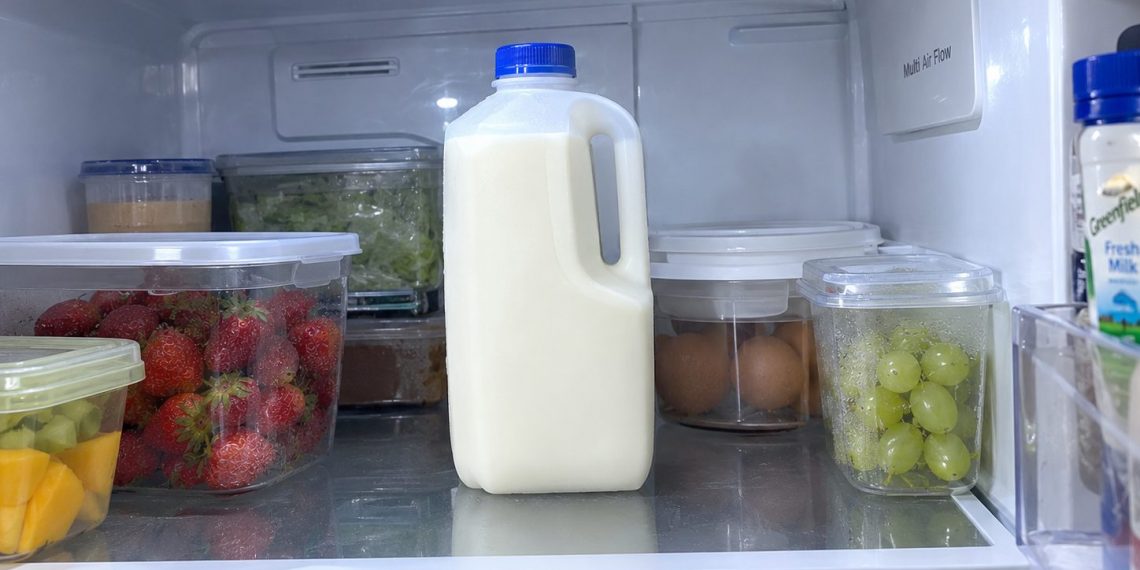 Jangan Menyimpan Susu di Pintu Kulkas, Ini Bahayanya