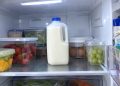 Jangan Menyimpan Susu di Pintu Kulkas, Ini Bahayanya