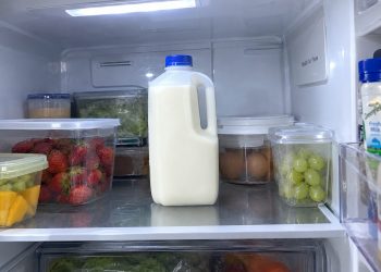 Jangan Menyimpan Susu di Pintu Kulkas, Ini Bahayanya