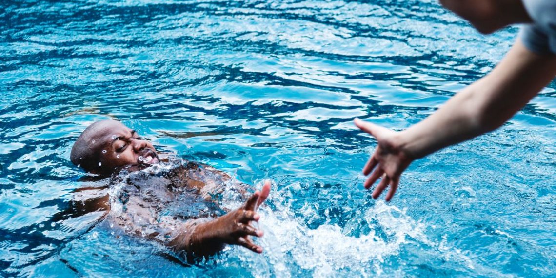 Tenggelam dapat membuat tubuh kekurangan oksigen dan merusak organ vital. Kenali tanda korban tenggelam, cara menolong, komplikasi, dan langkah pencegahannya.