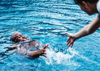 Tenggelam dapat membuat tubuh kekurangan oksigen dan merusak organ vital. Kenali tanda korban tenggelam, cara menolong, komplikasi, dan langkah pencegahannya.