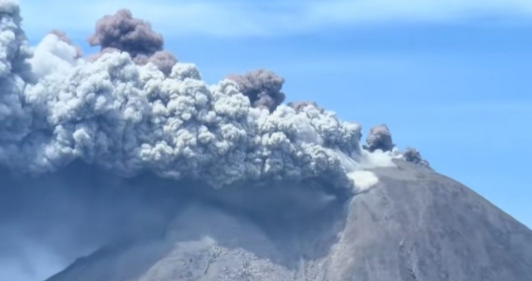 Gunung Sinabung Erupsi, Warga Masih Masuk Zona Merah