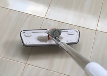 Tips IDAI Bersihkan Abu Vulkanik dengan Aman, Pakai Lap Basah