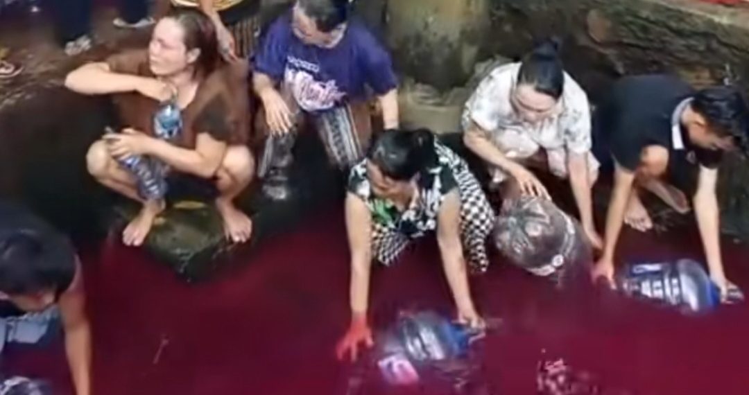 Warga Gunung Sindur Berebut Air Kolam yang Berubah Merah, Dikira Obat