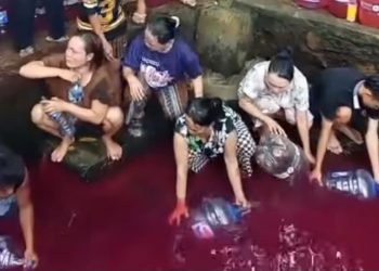 Air Kolam Gunung Sindur Bogor Berubah Merah, Warga Ramai Mengambil