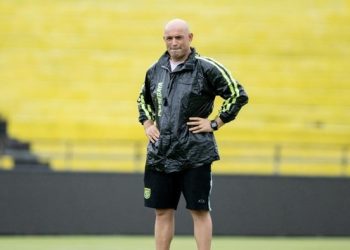 Bernardo Tavares meminta Bonek dan Bonita tidak memberi tekanan berlebihan kepada Persebaya Surabaya yang akan tampil di Super League 2026/2027.