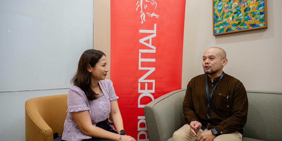 Karin Zulkarnaen, Chief Customer Officer Prudential Indonesia, tengah berdiskusi dengan nasabah dalam kegiatan interaksi langsung.