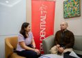 Karin Zulkarnaen, Chief Customer Officer Prudential Indonesia, tengah berdiskusi dengan nasabah dalam kegiatan interaksi langsung.