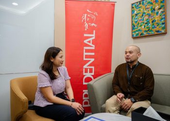 Karin Zulkarnaen, Chief Customer Officer Prudential Indonesia, tengah berdiskusi dengan nasabah dalam kegiatan interaksi langsung.