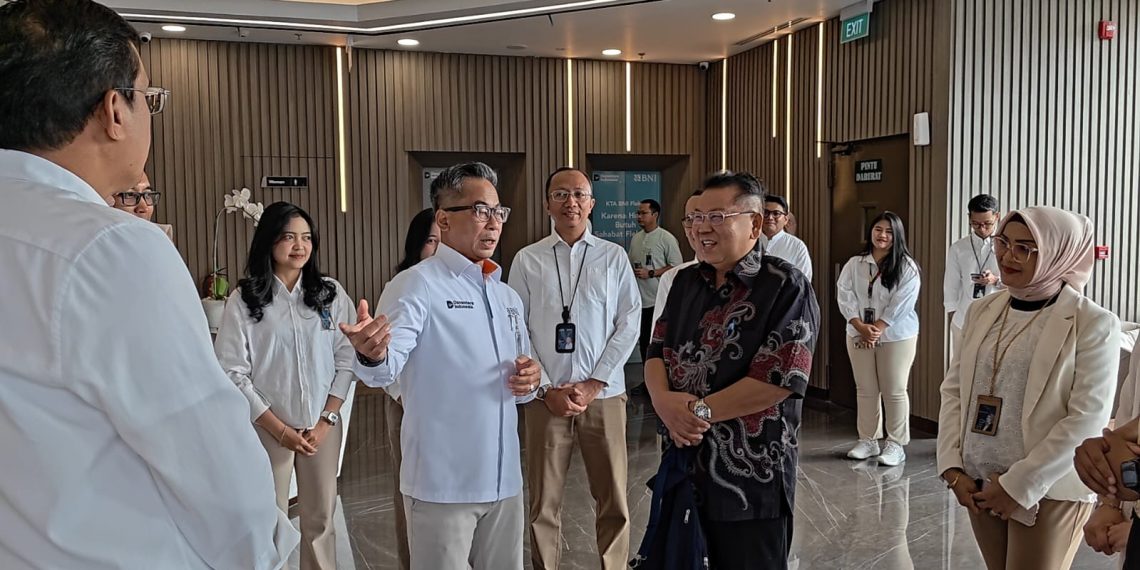 BNI Wilayah 15 memperingati Hari Pelanggan Nasional 2026 dengan menghadirkan jajaran manajemen untuk menyapa nasabah di Cabang Kramat dan Gambir.