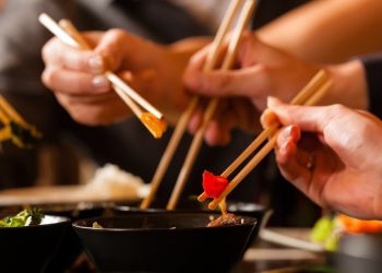 Sumpit telah digunakan selama ribuan tahun di Cina. Awalnya alat ini dipakai untuk memasak sebelum akhirnya menjadi bagian dari budaya makan.