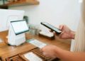 QRIS membuat pembayaran digital lebih praktis dengan satu kode untuk berbagai layanan. Lantas, bagaimana sebenarnya sistem QRIS bekerja?