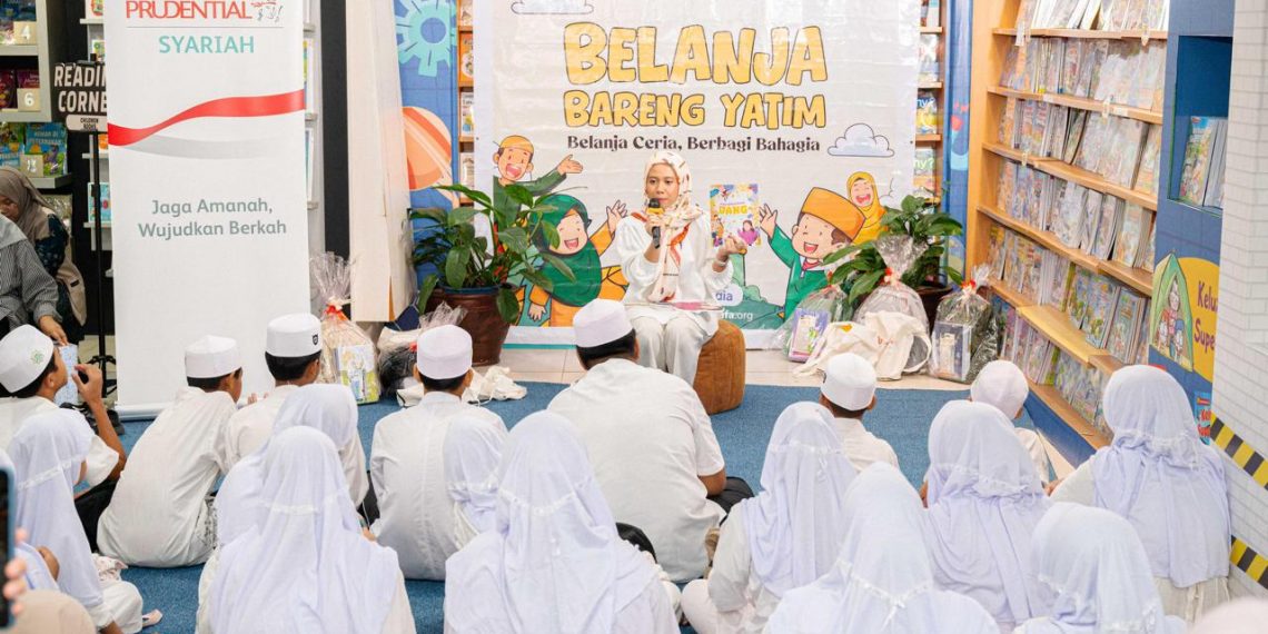 Prudential Syariah mengubah sampah dari #1 Family Fest menjadi 200 perlengkapan sekolah dan menggelar kegiatan literasi bersama anak yatim.