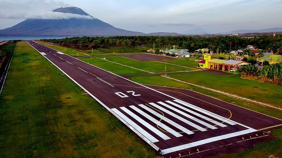 Bandara Wunopito di Lewoleba, NTT, ditutup sementara akibat sebaran abu vulkanik Gunung Ili Lewotolok yang kembali erupsi.