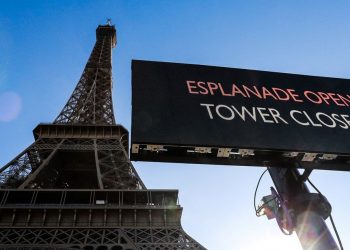 Menara Eiffel di Paris ditutup mendadak setelah pekerja mogok memprotes perlakuan terhadap staf perempuan saat kunjungan delegasi Hindu.