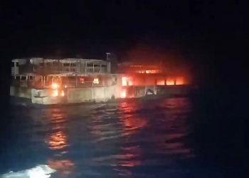 Kapal feri M/V June Aster terbakar di lepas pantai Palawan, Filipina, menewaskan lima orang dan membuat puluhan penumpang masih hilang.