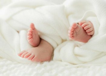 Bayi kembar terbagi menjadi kembar identik dan tidak identik. Kenali perbedaan proses pembentukan serta faktor yang memengaruhi kehamilan kembar.