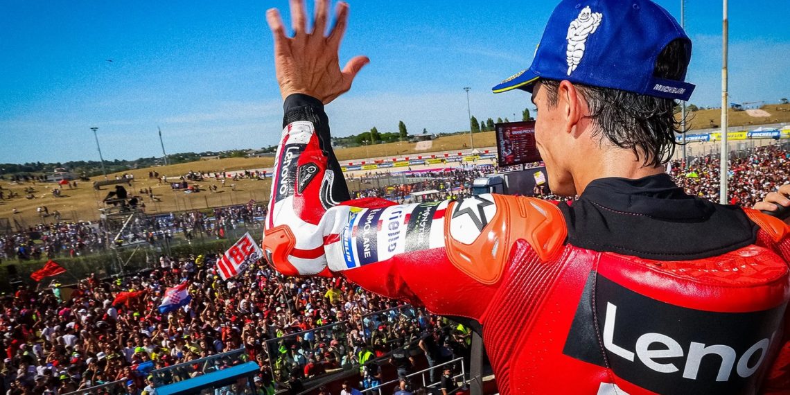 Marc Marquez menang dramatis di MotoGP San Marino 2026 dan menyamai 274 poin milik Jorge Martin untuk memimpin klasemen sementara.