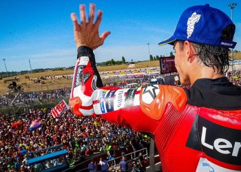 Marc Marquez menang dramatis di MotoGP San Marino 2026 dan menyamai 274 poin milik Jorge Martin untuk memimpin klasemen sementara.