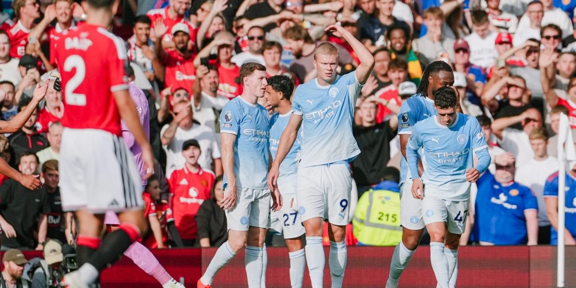 Manchester City mengalahkan Manchester United 1-0 dalam Derby Manchester lewat gol Erling Haaland setelah drama VAR.