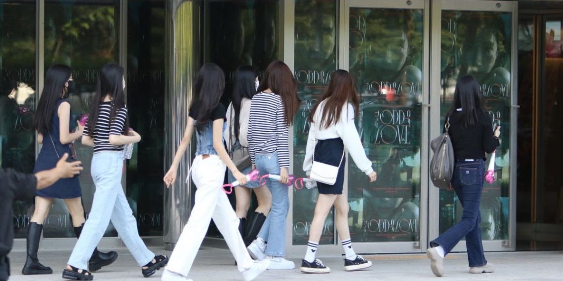 Jadwal training yang padat membuat pendidikan sebagian trainee K-Pop ikut terdampak, termasuk pilihan homeschooling dan belajar dari rumah.