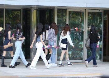Jadwal training yang padat membuat pendidikan sebagian trainee K-Pop ikut terdampak, termasuk pilihan homeschooling dan belajar dari rumah.