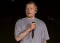 Ed Sheeran emosional saat membahas situasi Gaza di konser Philadelphia setelah kontroversi pencopotan Macklemore dari tur Loop.