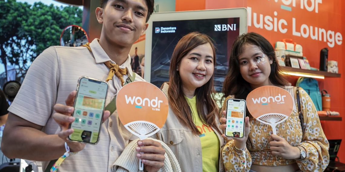 BNI menghadirkan layanan digital, aktivitas booth, promo transaksi, dan layanan perbankan bagi pengunjung Jatinangor Music Fest IKA Unpad 2026.