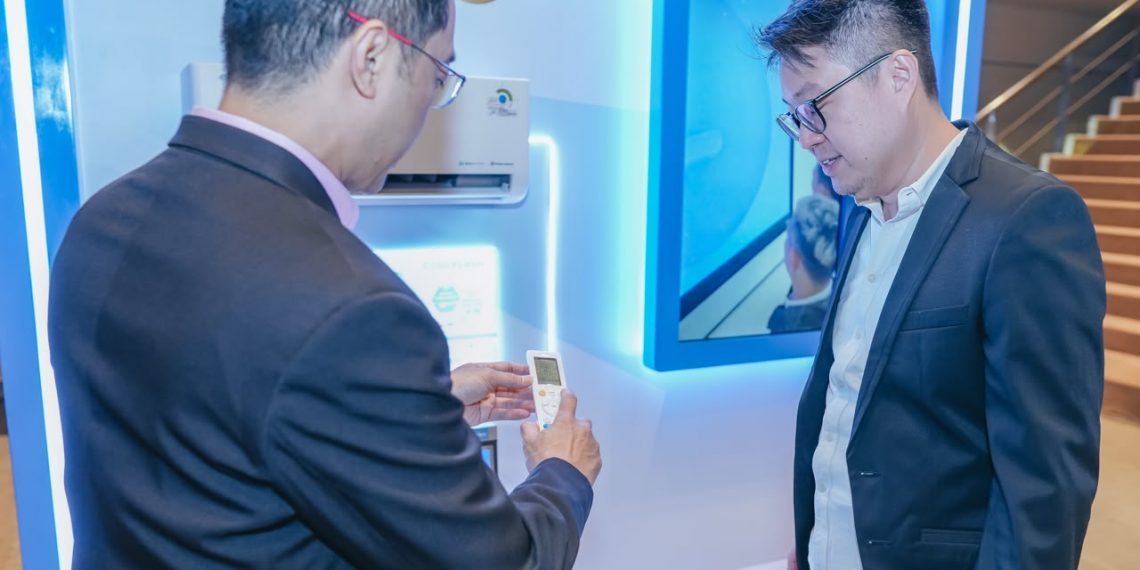 Midea Electronics Indonesia menghadirkan AC Celest Inverter dengan AI Ecomaster, CoolFlash, PrimeGuard, dan I-Clean untuk kenyamanan serta efisiensi energi.