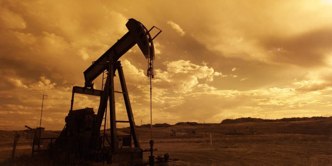 Harga Minyak Melemah 1%, Brent Masih Bertahan di Atas US$100