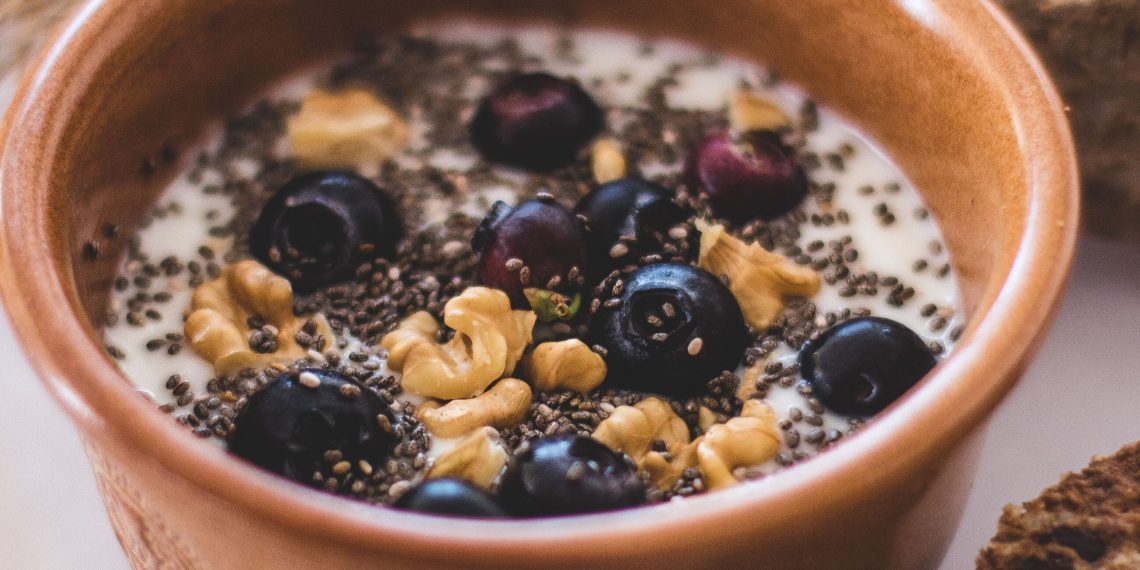 Yogurt dengan Topping Biji Chia, Bluberry, Kacang-kacangan - pexels/Adela Cristea
