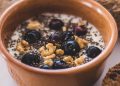Yogurt dengan Topping Biji Chia, Bluberry, Kacang-kacangan - pexels/Adela Cristea
