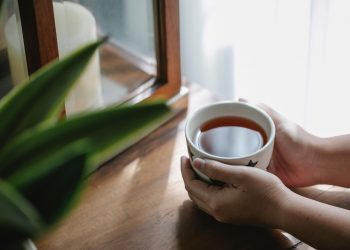 Minum Teh - pexels/Charlotte May