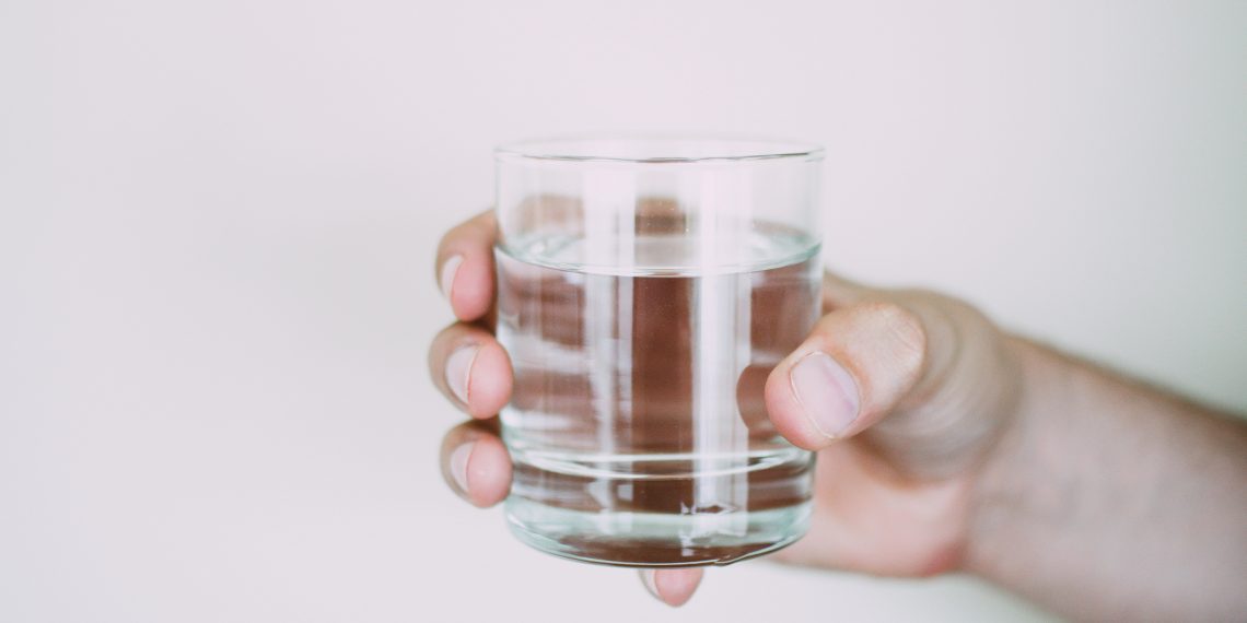 Minum Air Putih - pexels/Lisa Fotios