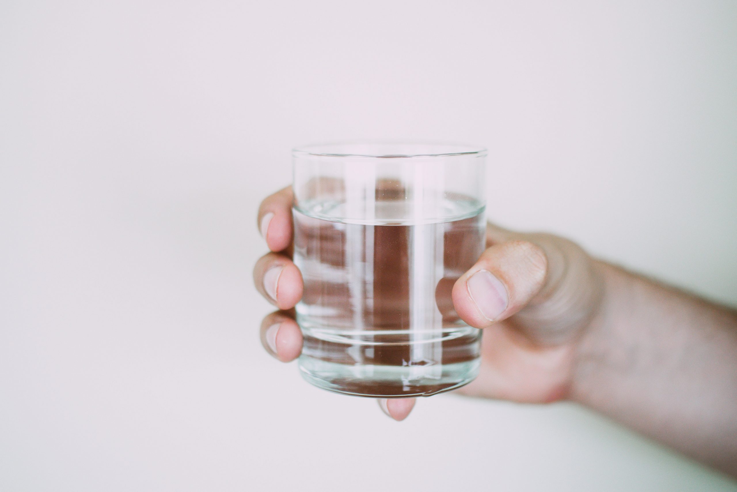 Ketahui Manfaat Kesehatan dari Minum Air Putih Sebelum Tidur Malam